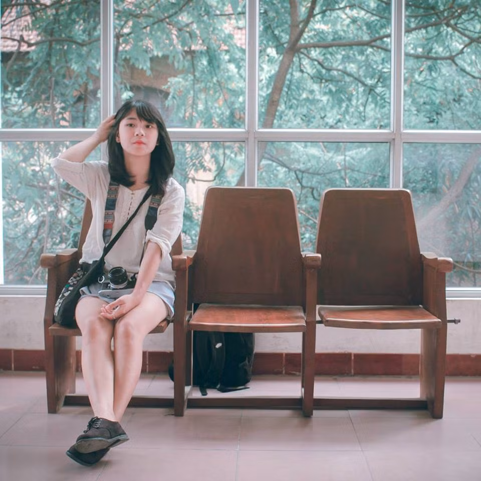 Ngoài đam mê viết lách, làm phim, cho ra đời nhiều clip ngắn gây “bão” cộng đồng mạng, xuất bản cuốn sách “Chỉ là vô tình ánh mắt giao nhau”, Sương Mai (tên thật là Hoàng Thị Kim Hậu Phúc, SN 1995) còn dành niềm đam mê cho nghề dẫn chương trình. Hiện cô bạn đang là MC của VTV7 và chương trình phát thanh “60 phút bạn và tôi”.