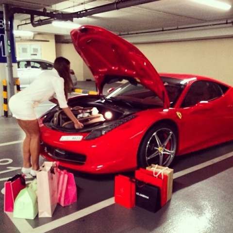 Những chàng trai cô gái nhà giàu lái xế xịn đi sắm đồ hiệu là điều thường thấy ở Dubai.