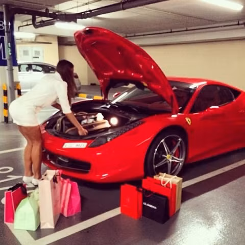 Những chàng trai cô gái nhà giàu lái xế xịn đi sắm đồ hiệu là điều thường thấy ở Dubai.