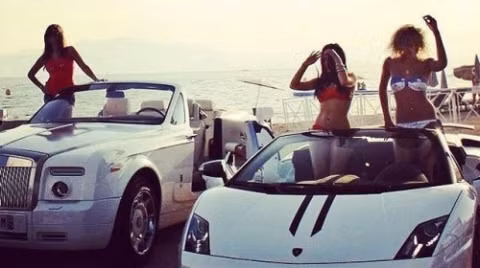 Những tiểu thư bên siêu xe.