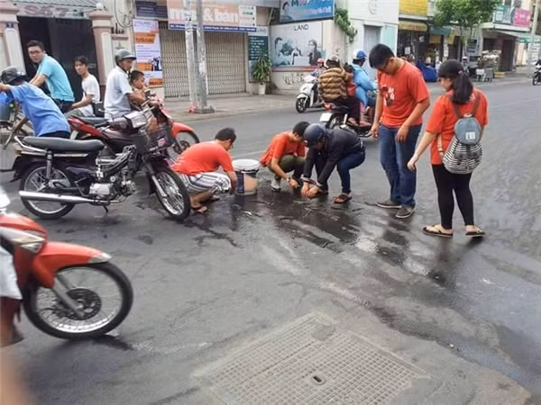 Hôi của, vô tâm ư? Chỉ là một bộ phận nhỏ thôi. Đa số người dân Sài Gòn vẫn luôn sẵn sàng giúp đỡ người gặp nạn, khó khăn trên đường.
