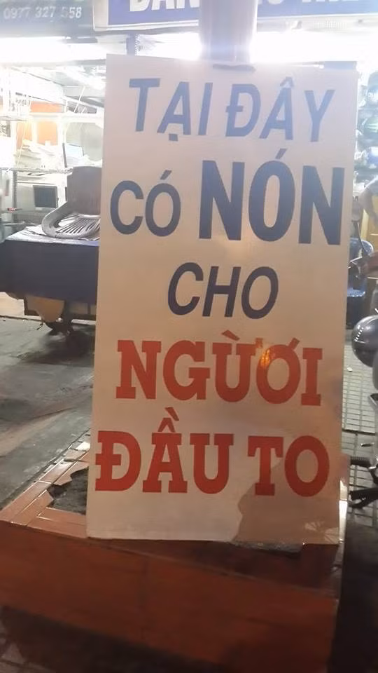 Một biển quảng cáo vừa lạ, vừa siêu dễ thương trên đường phố Sài Gòn.