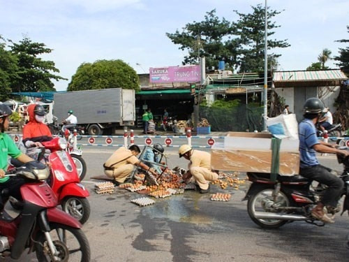 Những hành động đẹp, những việc làm tốt cũng luôn có sự xuất hiện của các cơ quan chức năng, những người làm công vụ.