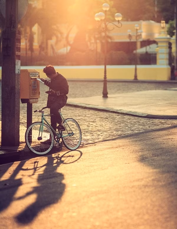 Sài Gòn vốn quen với cảnh tắc đường, kẹt xe, bụi bặm và cuộc sống vội vàng. Nhưng vào một lúc nào đó, người ta vẫn vô tình bắt gặp những khoảnh khắc lặng và đẹp như thế này vào mỗi buổi sáng sớm. "Sài Gòn ôi sao mà dễ thương đến thế?". Ảnh: Cuong Tran.