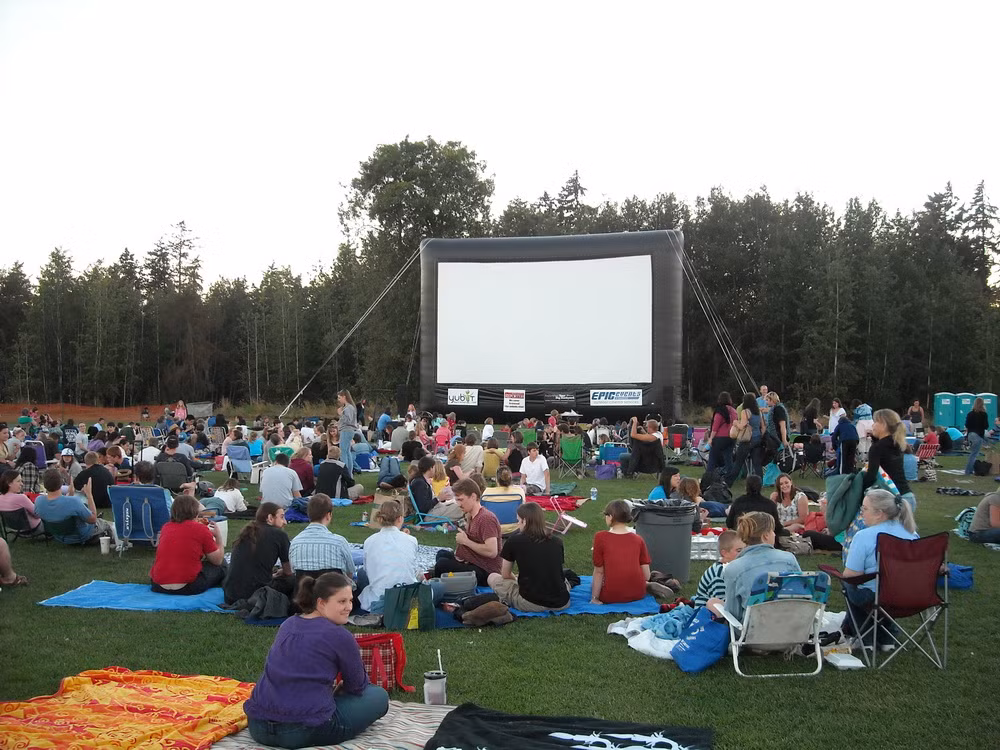 Khác với những lần trước, Fashion Feast lần thứ 10 đã có một cuộc "thay máu" hoàn toàn. Từ một bữa tiệc chỉ dành riêng cho thời trang thiết kế, Fashion Feast chuyển mình trở thành một lễ hội thời trang, ẩm thực, giải trí với nhiều hoạt động hấp dẫn như: xem phim ngoài trời, mua sắm thả ga, DJ chơi nhạc cả ngày.