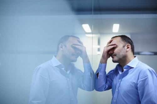 Tôi đã giật nảy mình khi nhìn qua khe cửa phòng ngủ, tôi thấy vợ đang có những cử chỉ âu yếm cô bạn mà bằng linh cảm của người đàn ông, tôi hiểu đó không thể là của tình bạn thông thường. Ảnh minh họa.