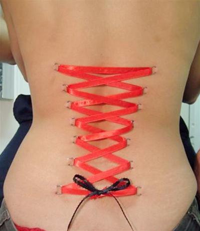 Khó có thể lý giải nổi vì sao người trẻ lại có thể nghĩ ra những trò chơi dị hợm, vô bổ khi chịu đau đớn hàng giờ chỉ để xỏ những hàng khuyên dài trên cơ thể.