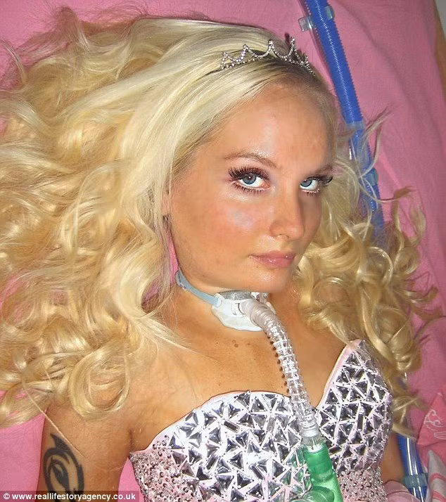 Jasmin không bao giờ rời khỏi nhà mà thiếu đi lớp makeup Barbie. Cô chia sẻ rằng sẽ cố gắng hoàn thiện để trở thành búp bê thực thụ ngay khi tốt nghiệp đại học. “Hình tượng một công chúa Barbie không bao giờ chấp nhận một tương lai đã được sắp đặt trước đã trở thành nguồn động viên bất tận cho tôi. Tôi cũng sẽ viết nên kế hoạch cuộc đời mình, giống như cô ấy.”