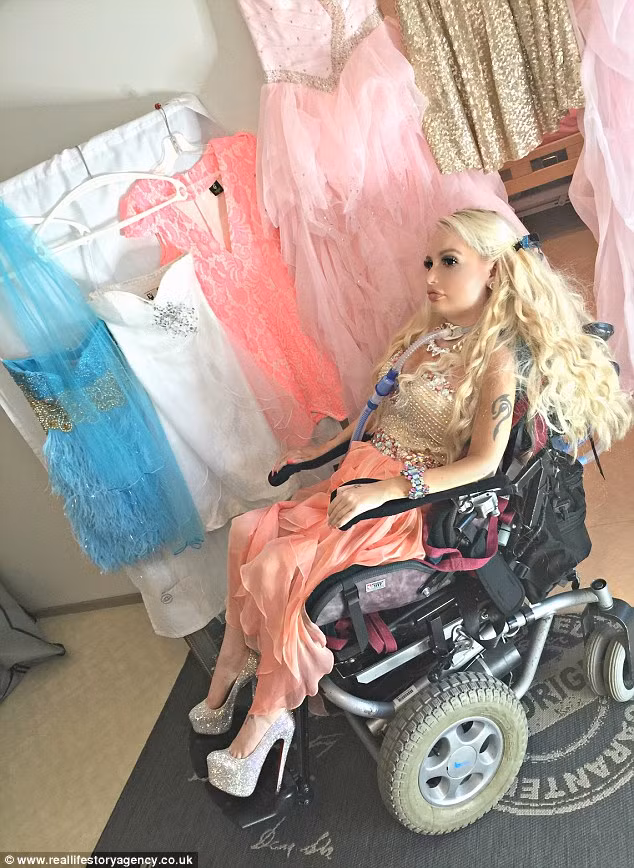 Jasmin Britney, 26 tuổi, tới từ Katarina Koskiranta, Phần Lan, được coi là người bị liệt tứ chi đầu tiên trên thế giới có vẻ ngoài giống hệt búp bê Barbie. “Tôi vốn sinh ra là một cô bé bình thường như bao người khác và cực kỳ hâm mộ nhóm nhạc nữ Spice Girls. Nhưng cái ngày 7 tháng 3 năm 1998 ấy đã thay đổi định mệnh đời tôi” – Jasmin chia sẻ. Ảnh trong bài: Daily Mail.