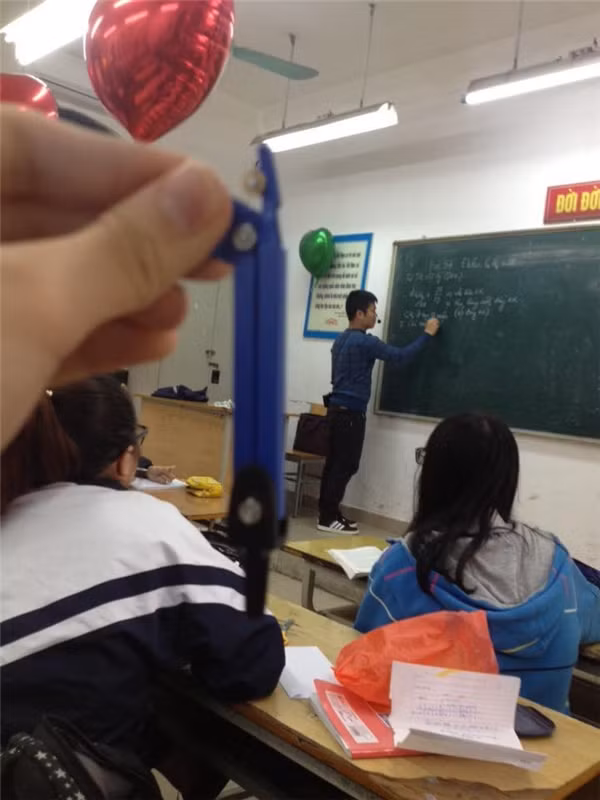 Cách tạo dáng và màu áo len của thầy sao lại sao chép y nguyên chiếc compa của em vậy?