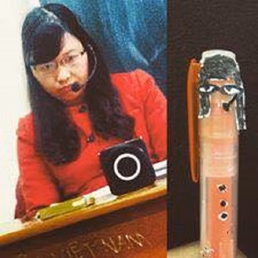 Khuôn mặt và màu váy của cô giáo được hóa trang như chiếc bút bi của em rồi.