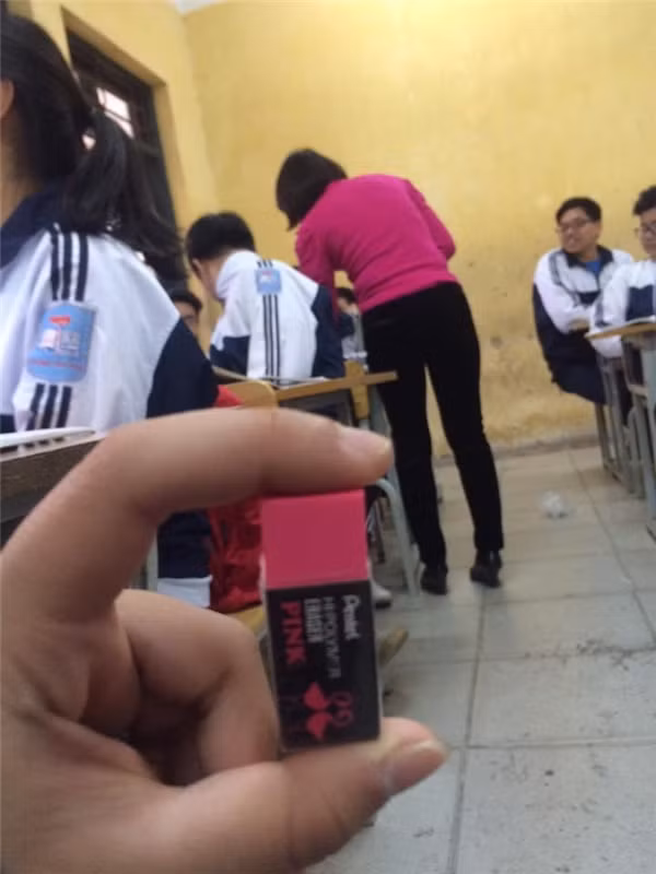 Màu chiếc áo len của cô giáo dường như là một cặp trời sinh với màu cục tẩy của em nhé... Những bức ảnh mang đậm phong cách “thầy cô và dụng cụ học tập là đôi bạn thân” đang lần lượt ra đời.