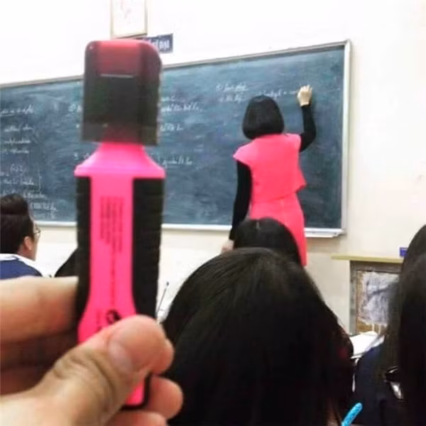 Phong trào tìm đồ vật trùng với màu quần áo của thầy cô đang gây sốt trong các trường cấp 2, cấp 3. Trò nghịch này khá đơn giản, hằng ngày mỗi em học sinh sẽ cố gắng dự đoán màu trang phục của thầy cô giáo, từ đó chọn màu dụng cụ học tập trùng khớp rồi chụp ảnh đăng tải lên mạng xã hội.