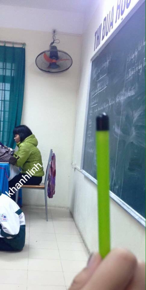 Nều như xưa kia, những học sinh nghịch ngợm thường tìm lá thị, ớt xát lên ghế để trêu chọc thầy cô thì đến nay, rất nhiều trò quậy phá bá đạo được các em nghĩ ra để quậy phá cô giáo.