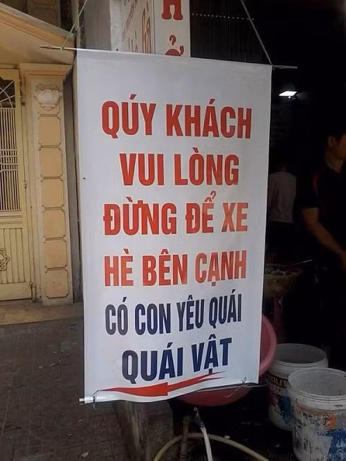 Hẳn là gia chủ của hai bên gia đình có hiềm khích nên mới tạo ra chiếc biển báo đặc biệt như thế này. "Hè bên cạnh có con yêu quái quái vật".