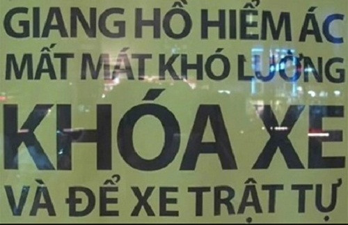Mọi người cần khóa xe và để xe trật tự, đó là điều tấm biến báo nhắc nhở mà ai cũng phải nhớ vì giang hồ giờ rất hiểm ác...
