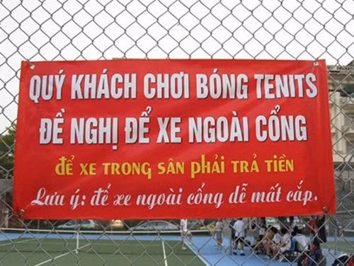 Tấm biển cảnh báo đỏ rực, bắt mắt để cảnh báo mọi người khi tham gia chơi tenits.