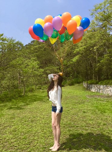 Đôi chân dài là điểm nhấn giúp Carrie Chang nổi bật giữa đám đông khi mặc quần sooc.