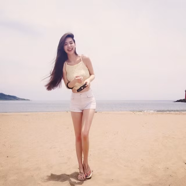 Đôi chân dài thẳng tắp, khuôn mặt xinh đẹp của Carrie Chang là vũ khí sát thương cực lớn cho đấng mày râu.