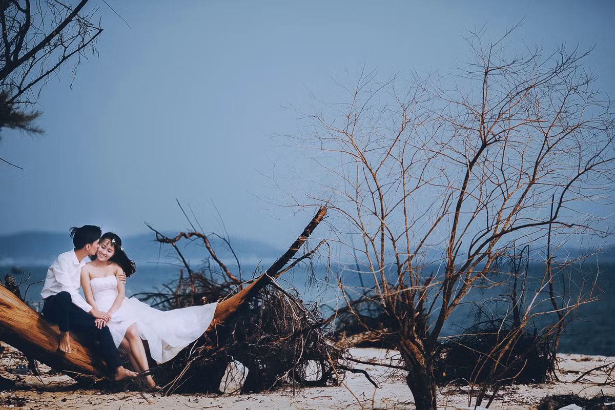 Thời tiết xấu không làm ảnh hưởng đến vẻ đẹp, chất lãng mạn của bộ ảnh cưới.