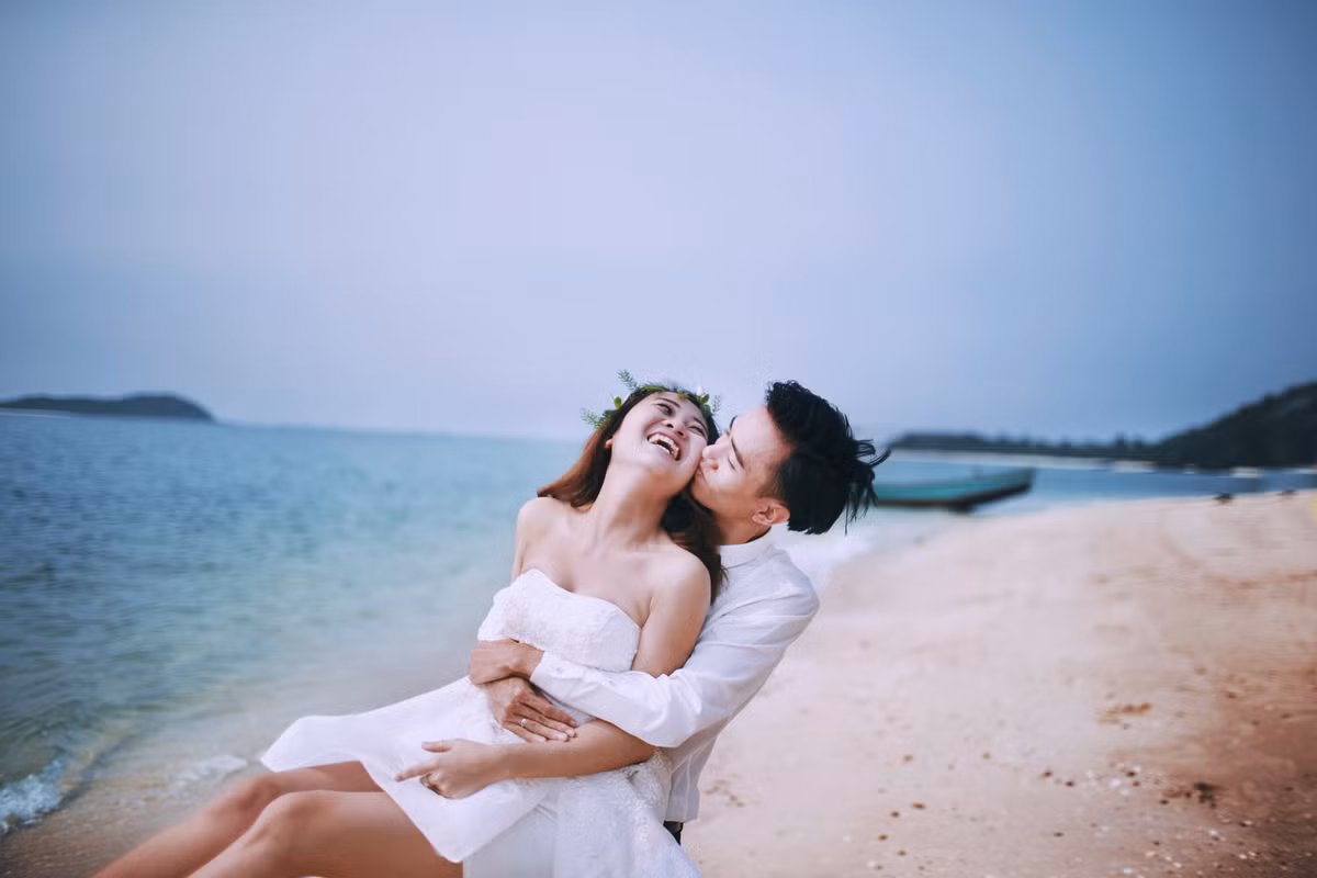 Có một chi tiết khá thú vị trong quá trình thực hiện bộ ảnh cưới độc đáo này, đó là trong 2 ngày ở lại trên đảo, cả ekip đã gặp đôi chút khó khăn vì trời bỗng nhiên đổ mưa to gió lớn.