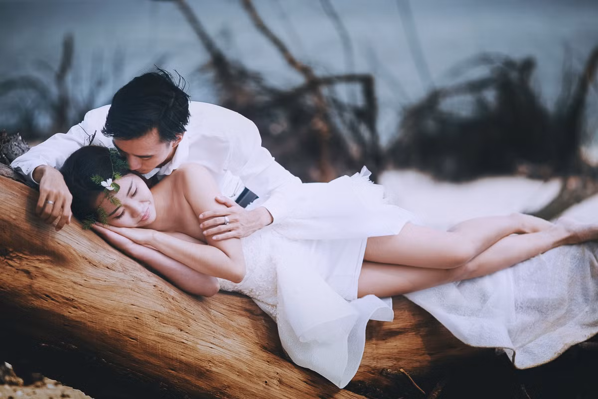 Ngoài những khoảnh khắc "quậy tới bến", cặp đôi Hà thành cũng tạo ra được không ít kỷ niệm ngọt ngào, lãng mạn trong bộ ảnh cưới của mình.