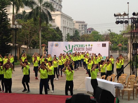 Về mặt thực tiễn, các hoạt động chào mừng Ngày Trái đất cũng đã diễn ra trong suốt một tuần qua ở nhiều quốc gia trên thế giới và cả ở Việt Nam. Trong Ngày Trái đất, mọi người thường tổ chức các hoạt động nhằm mục đích bảo vệ môi trường như tuyên truyền kêu gọi mọi người chung sức bảo vệ môi trường sống, tổ chức trồng cây xanh, thu gom rác thải, bảo vệ môi trường sống xanh sạch đẹp. Ảnh: Công an TP HCM.