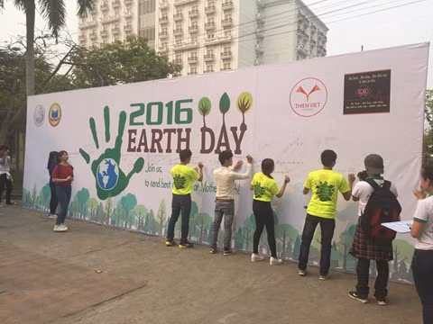 Chiều 17/4 vừa qua, gần 1.000 đoàn viên thanh niên tham gia chương trình hưởng ứng “Ngày Trái Đất” tại trường Cao đẳng Sư phạm TT Huế với hoạt động chính là nhảy flashmob, giao lưu, kêu gọi bảo vệ môi trường. Ảnh: Công an TP HCM.