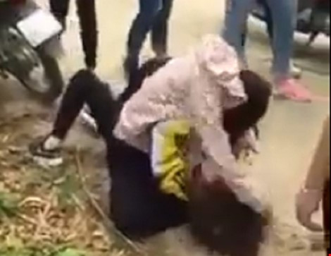 Nu sinh bi danh hoi dong da man