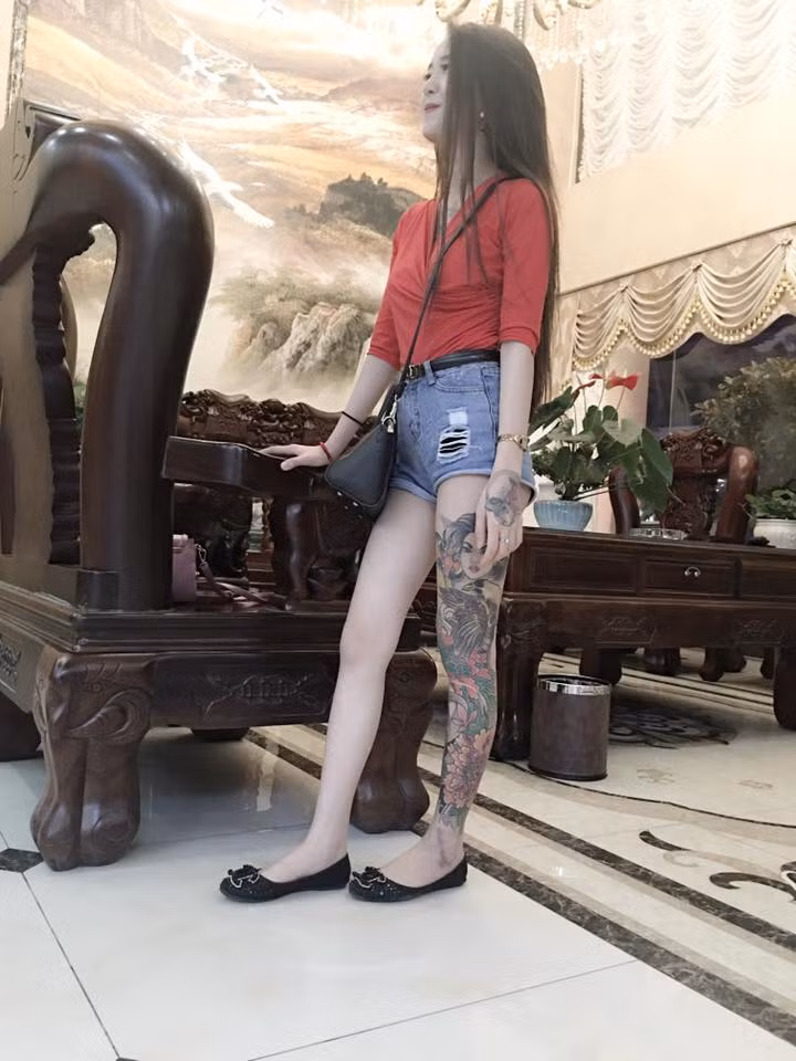 Với Thủy Ngân, mỗi hình xăm cô khắc lên người lại mang một ý nghĩa, câu chuyện riêng đằng sau nó. Giống như những tín đồ mê xăm khác, Thủy Ngân xăm mình vừa bởi đam mê, vừa là để lưu giữ kỷ niệm, một chút gì đó riêng cho mình.