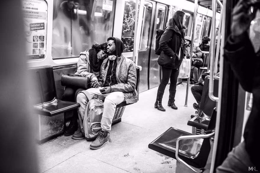 Chỉ đơn giản là một chiếc ôm nhẹ nhàng, tựa đầu vào vai bạn trai của cô gái cũng khiến thế giới xung quanh màu hồng hơn.