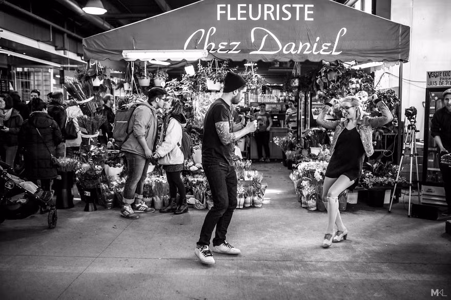 Những hành động yêu thương thường ngày của giới trẻ tưởng chừng như đã quá quen thuộc thì trong con mắt người nghệ sỹ nó thật lung linh. Ảnh: Mikaël Theimer.