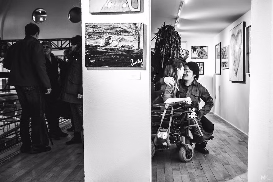 Cặp vợ chồng trao nhau cử chỉ ấm áp, ngôn ngữ cơ thể luôn là một phép màu giúp họ truyền tải được tình cảm mãnh liệt dành cho nhau.