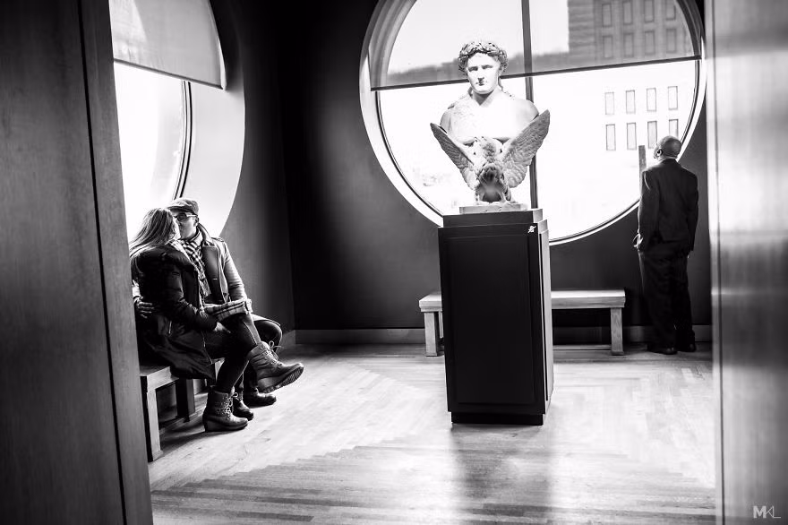 Sau khi các bức ảnh được đăng tải, nhiều bình luận tích cực của dân mạng đánh giá cao về các tác phẩm nghệ thuật của chàng phó nháy trẻ. Bộ ảnh ghi lại những giây phút yêu nơi công cộng của các đôi, họ dành cho nhau những nụ hôn, cử chỉ âu yếm ân cần. Chính những hành động tưởng chừng như quá quen thuộc đó đã tạo cảm xúc cho người làm nghệ thuật.