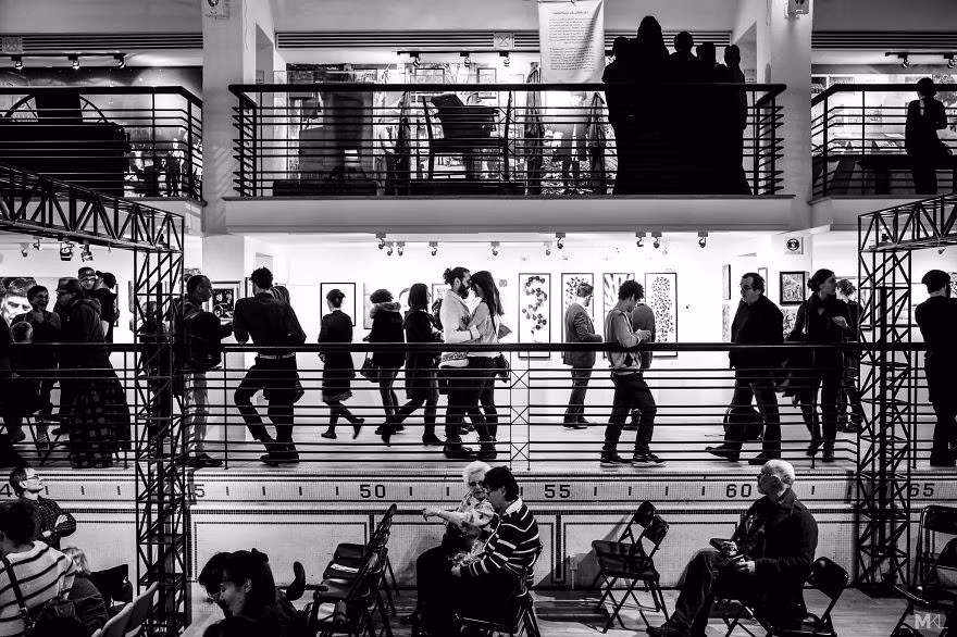 2 bạn trẻ này tranh thủ âu yếm nơi đông người, thế giới của họ giờ đây chỉ có đối phương.