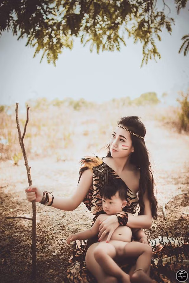 Theo tìm hiểu, được biết "Bà mẹ thổ dân", chủ nhân của bộ ảnh tên là Hồ Thùy, sinh năm 1990. Đang sinh sống và làm việc tại Buôn Ma Thuột, Đắk Lăk. Ảnh: Tài Linh Art.