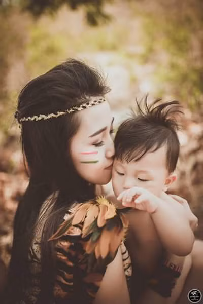 Bằng sự khéo léo, tinh tế của một người mẹ, Hồ Thùy đã làm rung động hàng nghìn trái tim của độc giả trong bộ ảnh "Hai mẹ con thổ dân". Ảnh: Tài Linh Art.