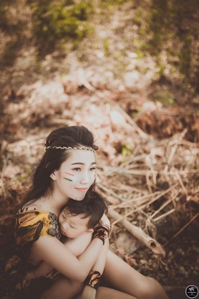 Nuôi con là cả một cuộc hành trình dài vất vả, và hơn ai hết, khi đã làm mẹ, người phụ nữ phải hi sinh nhiều hơn những điều họ có thể nói. Tuy nhiên, việc cho con bú hay phải chịu đau đớn có lẽ không thể nào có thể đong đếm được bằng niềm hạnh phúc khi được làm mẹ. Đó là lời nhắn nhủ đầy ý nghĩa mà chủ nhân của bộ ảnh muốn nói. Ảnh: Tài Linh Art.