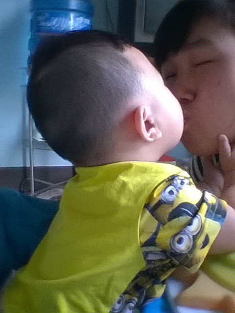 Cùng ngắm nhìn giây phút vui đùa thường ngày của hai mẹ con Hồ Thùy. Ảnh: FBNV.