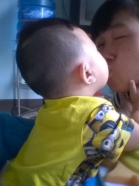 Cùng ngắm nhìn giây phút vui đùa thường ngày của hai mẹ con Hồ Thùy. Ảnh: FBNV.