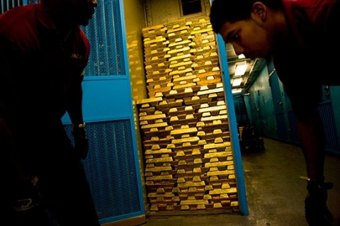 Được biết, giá cả của vàng trong kho phụ thuộc vào trọng lượng, độ tinh khiết và giá cả thị trường.