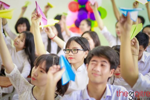 Bên cạnh đó những học sinh cấp 3 cũng gấp rút chuẩn bị cho mình hành trang đến với tương lại hay cánh cửa đại học cũng đang nô nức thực hiện cho mình những bộ ảnh kỷ yếu thật đẹp để lưu giữ lại quãng thời gian học hành bên nhau.