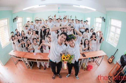 Bạn Thu Hương Lớp 12A1 Trường THPT Lục Ngạn 1 chia sẻ ” Quãng thời gian bên nhau 12 năm học chúng em muốn lưu giữ lại một kỷ niệm tuổi học trò bởi vậy không riêng gì bạn Nữ mà các bạn Nam cũng chăm chút sao cho mình thật xinh tươi để có một bộ ảnh ưng ý".
