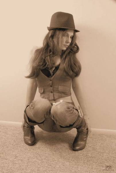 Với tư thế ngồi xổm chẳng giống ai như thế này, những sự nỗ lực của các siêu mẫu dường như đang phản lại họ. Bức hình bị dân mạng ném đá tơi tả vì sự vô duyên và kém tế nhị của người thực hiện.