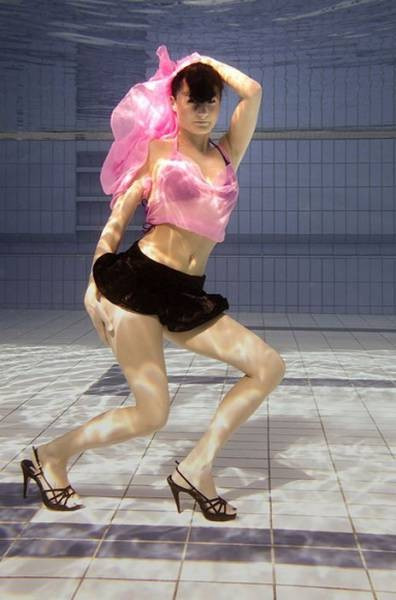 Tính nghệ thuật trong bức ảnh chưa thấy, nhưng tính hài hước và phi nghệ thuật thì luôn được dân mạng chú trọng cũng như đề cao. Nhiều người bình luận rằng, cô mẫu chẳng khác nào bức tượng sáp, ưỡn ẹo chẳng giống ai.