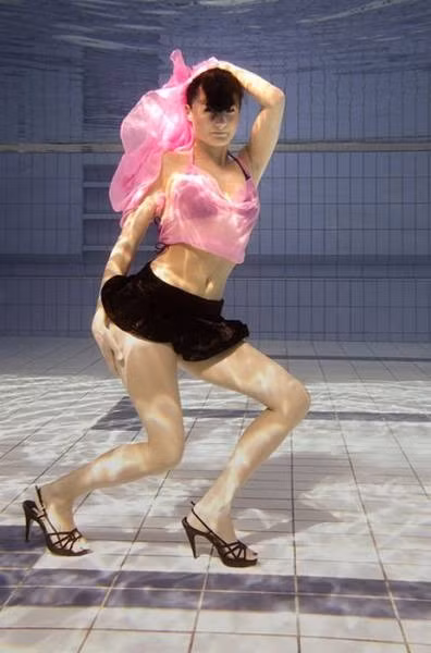 Tính nghệ thuật trong bức ảnh chưa thấy, nhưng tính hài hước và phi nghệ thuật thì luôn được dân mạng chú trọng cũng như đề cao. Nhiều người bình luận rằng, cô mẫu chẳng khác nào bức tượng sáp, ưỡn ẹo chẳng giống ai.