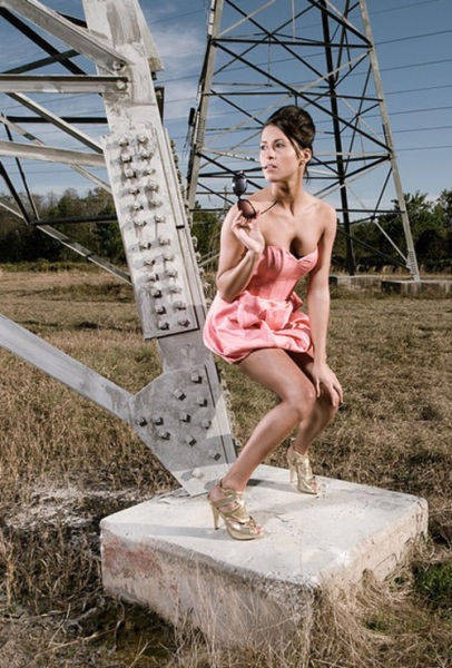 Liệu có thể hiểu nối cách tạo hình của cô người mẫu trong ảnh không? Dáng đứng cong người bên cột điện cao thế, cô ấy đang muốn thể hiện điều gì?