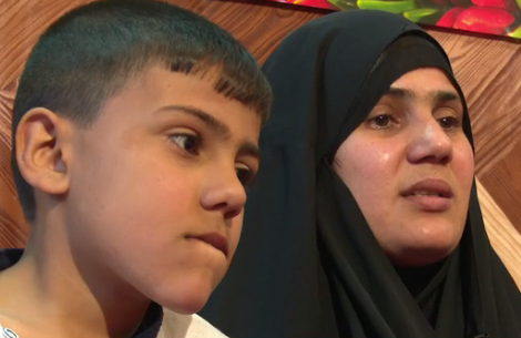 Om Hussein và cậu con trai Hussein. Ảnh: BBC.