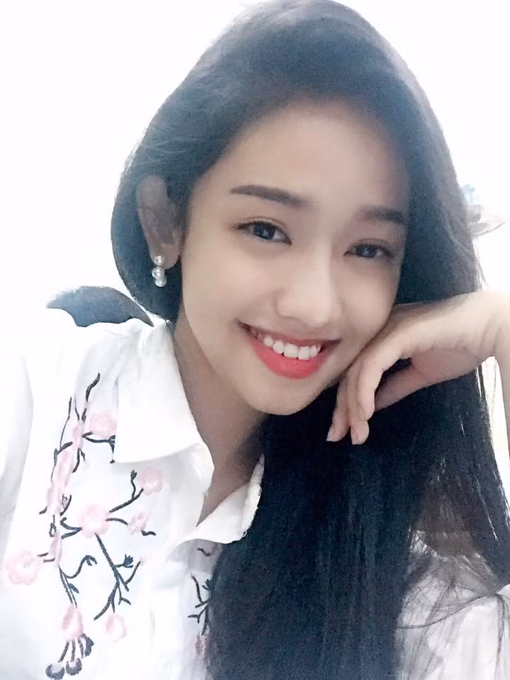 Thúy Vi hiện tại đã rất tự tin chụp ảnh khoe nụ cười tươi, hàm răng đều đặn và trắng sáng. Không thể phủ nhận rằng cô nàng tai tiếng này đang khá thành công trên con đường hoàn thiện nhan sắc, tân trang ngoại hình của mình.