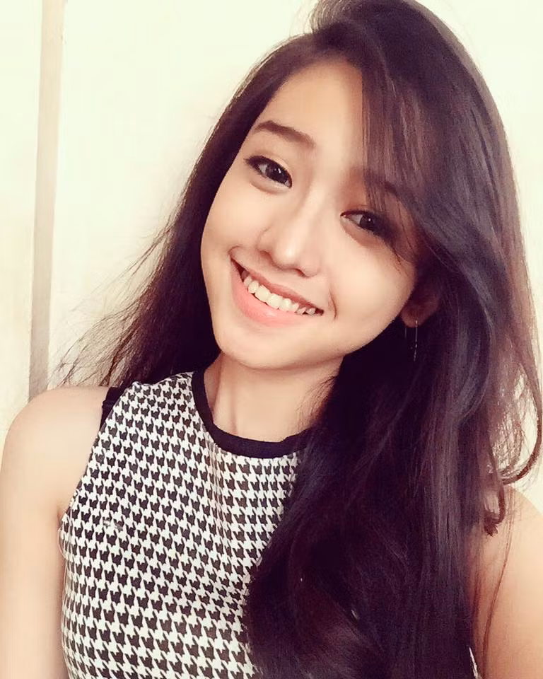 Nhiều cư dân mạng sau khi xem ảnh cũng tấm tắc khen Nguyễn Thúy Vi “đầu tư đúng chỗ”, khen cô nàng xinh hơn trước rất nhiều và đúng đắn khi làm phẫu thuật thẩm mỹ.